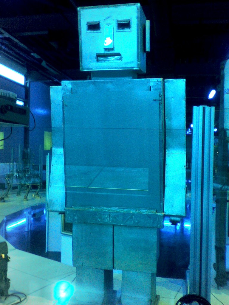 Roboterarm palettiert Kartons am Ende einer Produktionslinie in Nürnberg